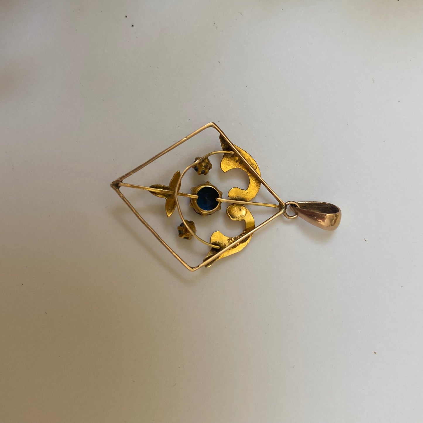 Early 20th century 9ct gold kite-shape pendant, set with sapphires.