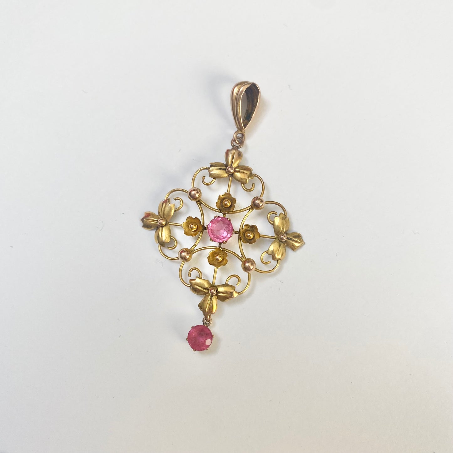 A very pretty antique early 20th century pink paste floral / flower pendant.