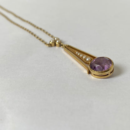 An Edwaridan 15ct gold amethyst and split pearl pendant, with integral chain.