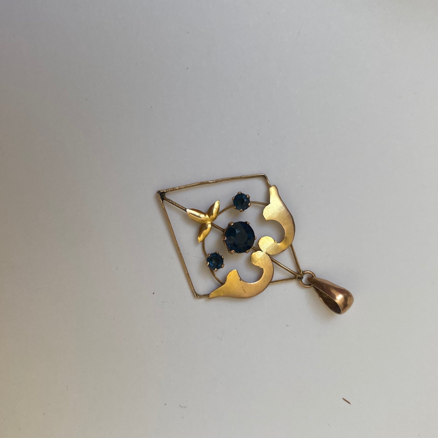 Early 20th century 9ct gold kite-shape pendant, set with sapphires.