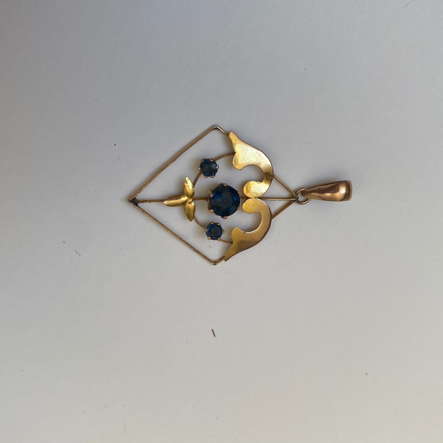Early 20th century 9ct gold kite-shape pendant, set with sapphires.